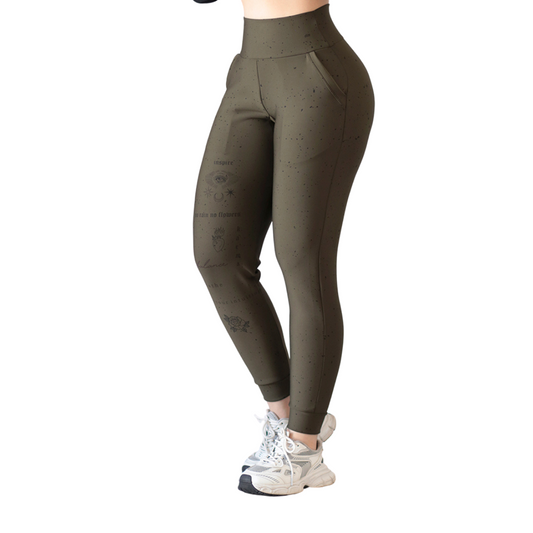 Pans Deportivos para Mujer Fitness: Efecto Basico, Cintura Alta, Con Bolsillos Laterales, Textil Lycra Transpirable con Acabado Liso, Color Oliva | Adriana Olimpo