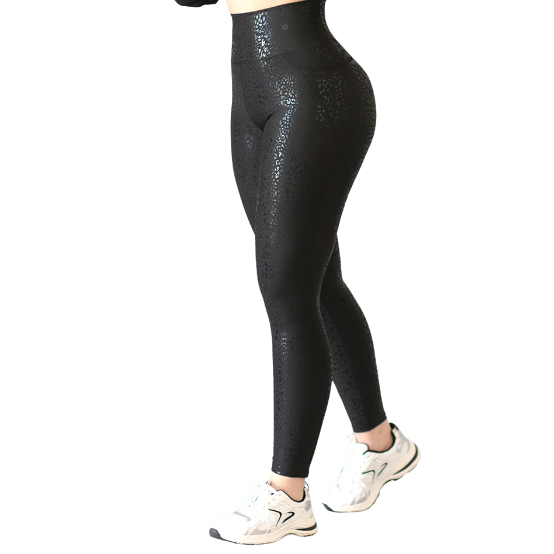 Leggings Deportivos para Mujer Fitness:  Efecto Básico, Cintura Alta, Textil Lycra Transpirable con Destellos Reflectantes✨ y Relieves Leo, Color Negro | Adriana Olimpo