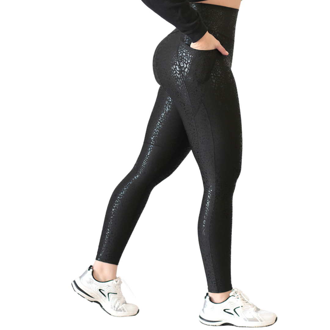 Leggings Deportivos para Mujer Fitness:  Efecto Básico, Cintura Alta, Textil Lycra Transpirable con Destellos Reflectantes✨ y Relieves Leo, Color Negro | Adriana Olimpo