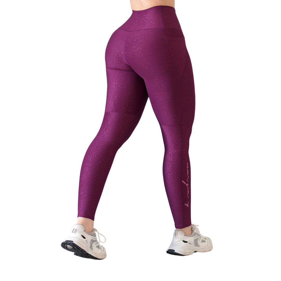 Leggings Deportivos para Mujer Fitness: Efecto Básico, Cintura Alta, Con Bolsillos Laterales, Textil Lycra Transpirable con Relieve Mini Print, Color Fucsia | Adriana Olimpo