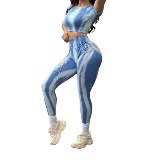 Conjunto Deportivo para Mujer Fitness: Top Manga Corta, Efecto Push Up, Textil Tejido, Transpirable con Relieve de Lineas, Color Azul Cielo | Adriana Olimpo