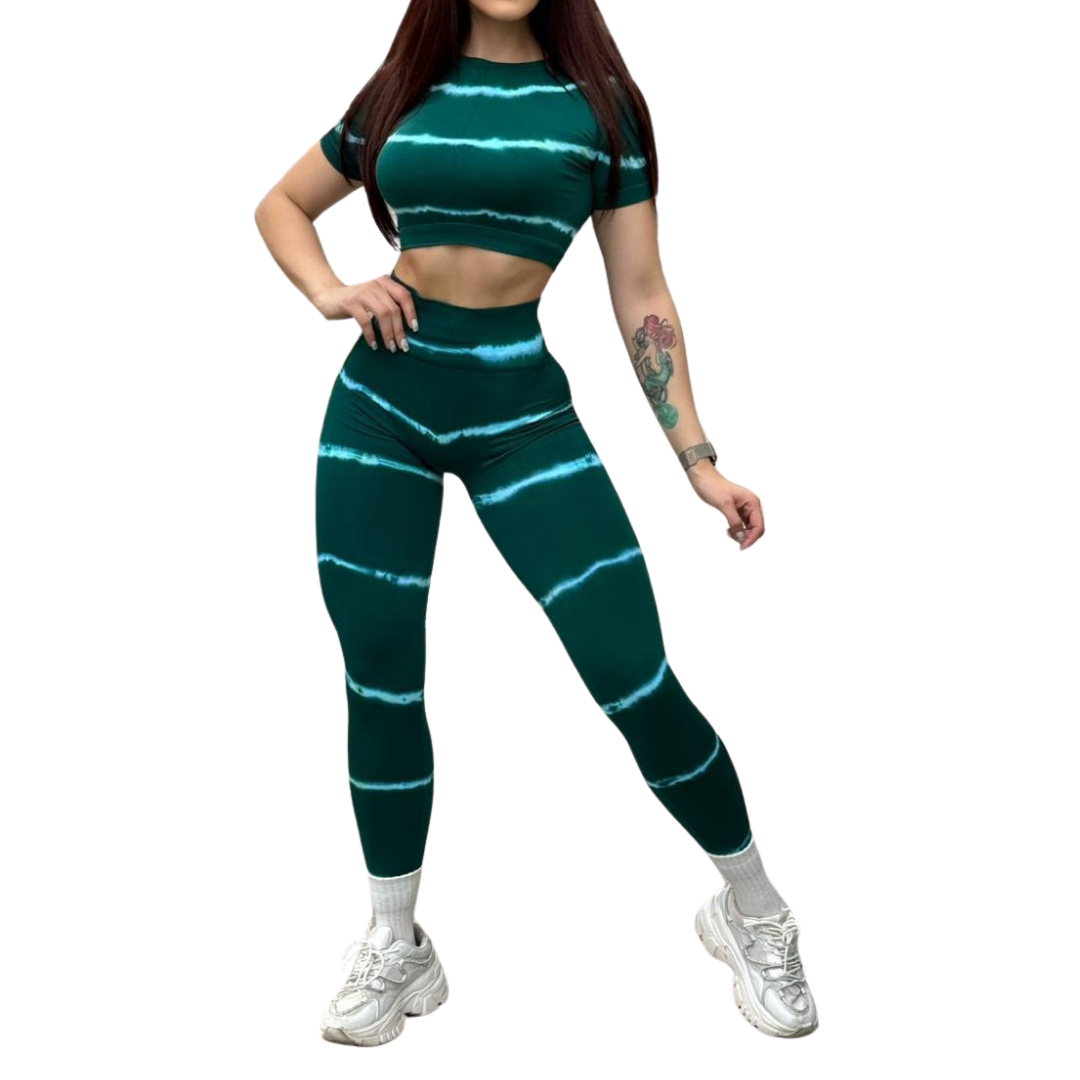 Conjunto Deportivo para Mujer Fitness: Top Manga Corta, Efecto Push Up, Textil Tejido, Transpirable con Relieve de Lineas, Color Verde Esmeralda | Adriana Olimpo