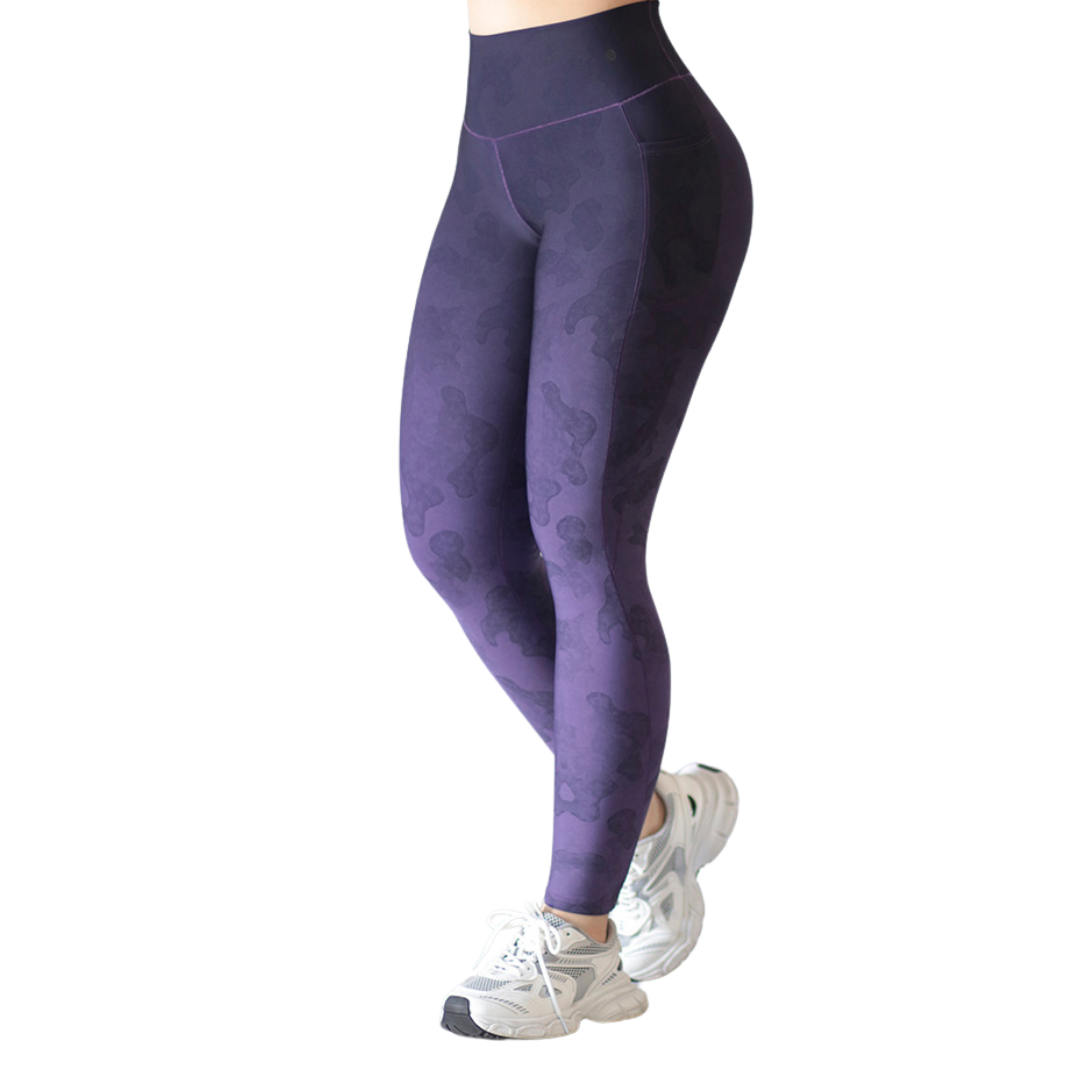 Leggings Deportivos para Mujer Fitness: Efecto Básico, Cintura Alta, Con Bolsillos Laterales, Textil Lycra Transpirable con Acabado Liso Degradado, Color Morado Camu | Adriana Olimpo