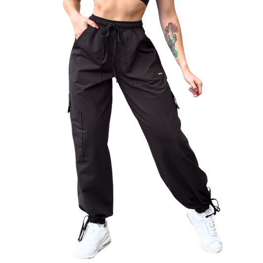 Joggers Cargo Deportivo para Mujer Fitness: Efecto Básico, Cintura Alta, Bolsillos Grandes, Jaretas Ajustables, Textil Lycra Transpirable con Acabado Liso, Color Negro | Adriana Olimpo