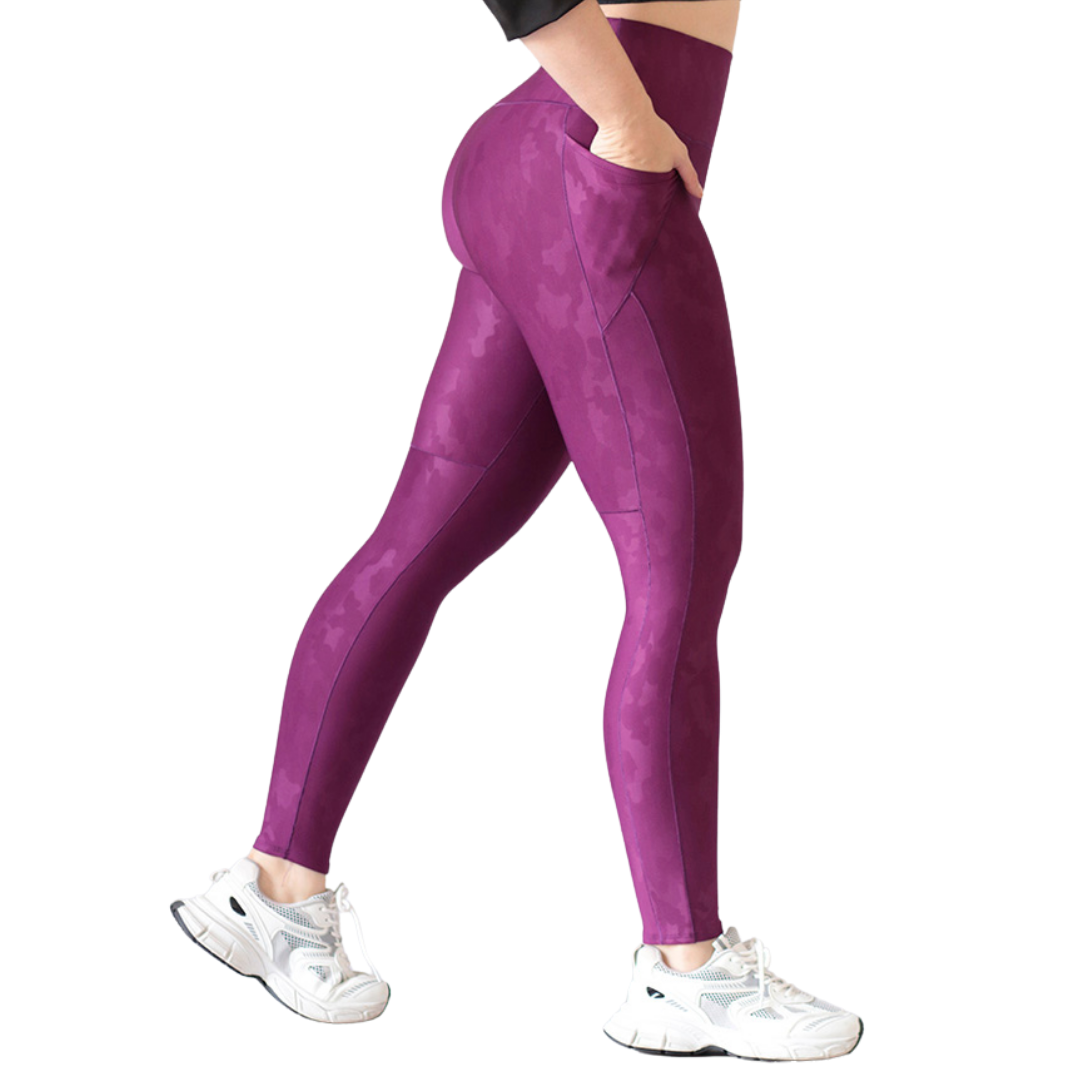 Leggings Deportivos para Mujer Fitness: Efecto Básico, Cintura Alta, Con Bolsillos Laterales, Textil Lycra Transpirable con Relieve de Camu, Color Ciruela | Adriana Olimpo