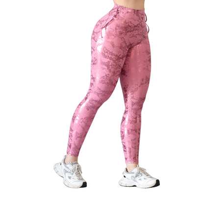 Leggings Deportivos para Mujer Fitness:  Efecto Push Up, Cintura Alta, Textil Lycra Transpirable con Destellos Reflectantes✨ y Relieves de Escamas, Color Rosa Baby | Adriana Olimpo