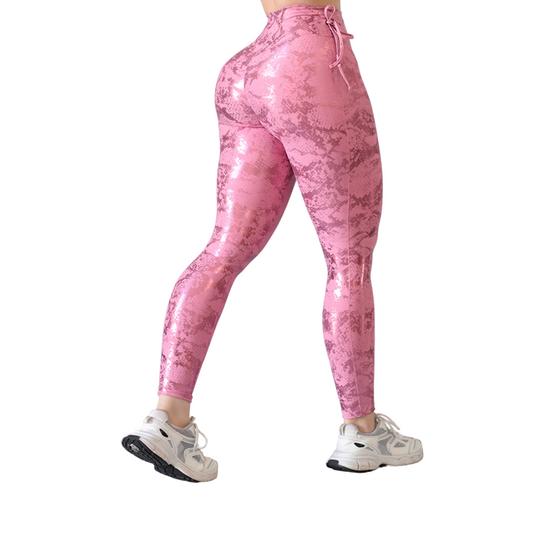 Leggings Deportivos para Mujer Fitness:  Efecto Push Up, Cintura Alta, Textil Lycra Transpirable con Destellos Reflectantes✨ y Relieves de Escamas, Color Rosa Baby | Adriana Olimpo