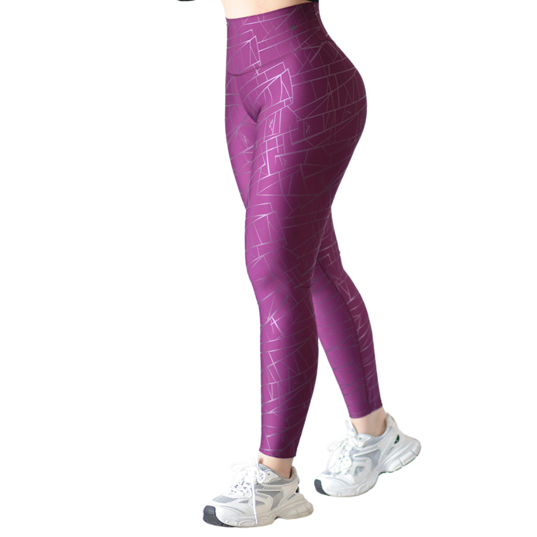 Leggings Deportivos para Mujer Fitness:  Efecto Push Up, Cintura Alta, Textil Lycra Transpirable con Destellos Reflectantes✨ y Relieves de Lineas, Color Morada | Adriana Olimpo