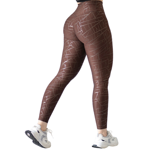 Leggings Deportivos para Mujer Fitness:  Efecto Push Up, Cintura Alta, Textil Lycra Transpirable con Destellos Reflectantes✨ y Relieves de Lineas, Color Cafe | Adriana Olimpo