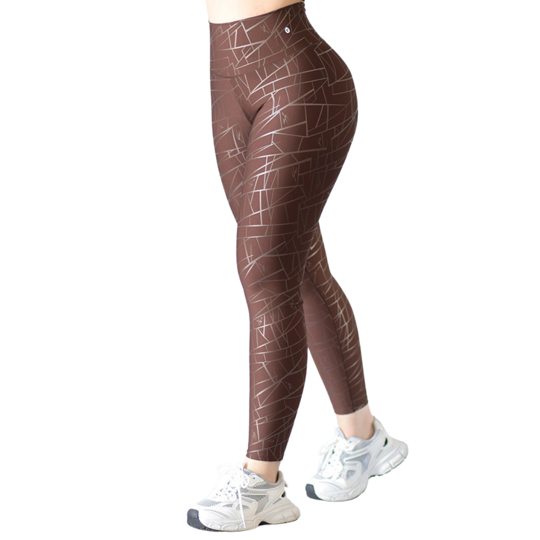 Leggings Deportivos para Mujer Fitness:  Efecto Push Up, Cintura Alta, Textil Lycra Transpirable con Destellos Reflectantes✨ y Relieves de Lineas, Color Cafe | Adriana Olimpo