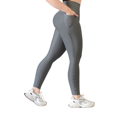 Leggings Deportivos para Mujer Fitness: Efecto Básico, Cintura Alta, Con Bolsillos Laterales, Textil Lycra Transpirable con Relieve Mini Print, Color Gris Luna | Adriana Olimpo