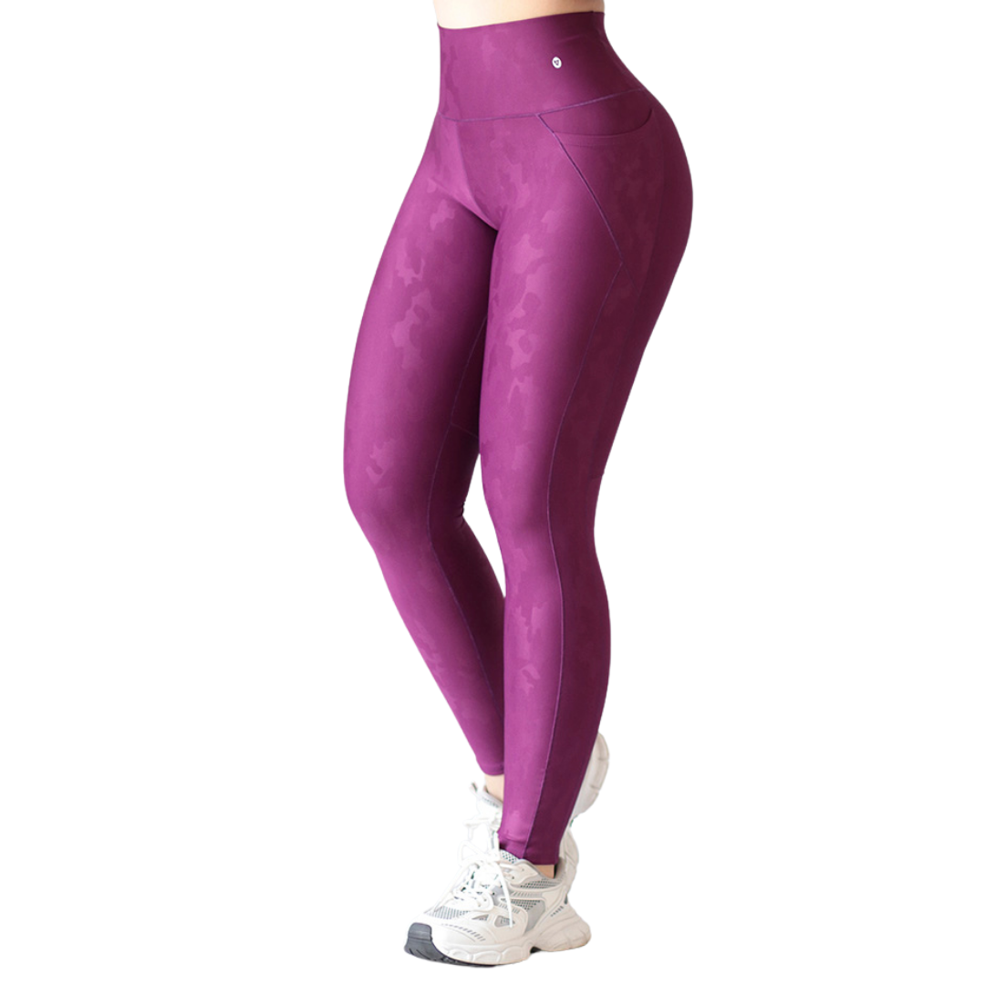 Leggings Deportivos para Mujer Fitness: Efecto Básico, Cintura Alta, Con Bolsillos Laterales, Textil Lycra Transpirable con Relieve de Camu, Color Ciruela | Adriana Olimpo