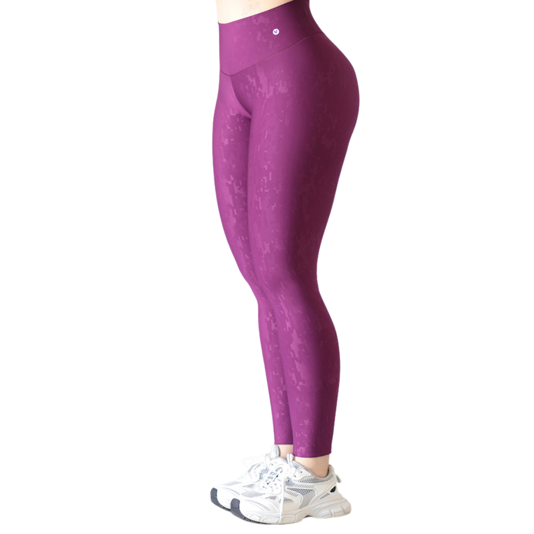 Leggings Deportivos para Mujer Fitness: Efecto Push Up, Cintura Alta, Textil Lycra Transpirable Texturizado con Relieves Pixel, Color Moras | Adriana Olimpo