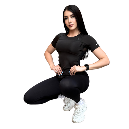 Blusa de Compresión para Mujer Fitness: Manga Corta, Corte Ceñido, Cuello Redondo, Textil Llycra Suave Acabado Liso, Color Negro| Adriana Olimpo