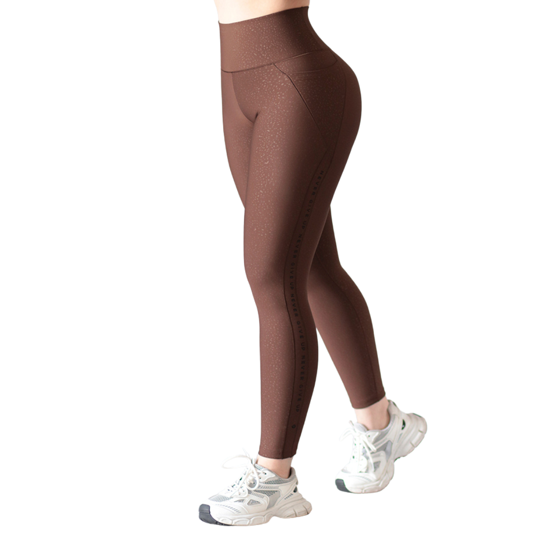 Leggings Deportivos para Mujer Fitness: Efecto Básico, Cintura Alta, Con Bolsillos Laterales, Textil Lycra Transpirable con Relieves Arena,  Color Chocolate | Adriana Olimpo