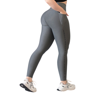 Leggings Deportivos para Mujer Fitness: Efecto Básico, Cintura Alta, Con Bolsillos Laterales, Textil Lycra Transpirable con Relieve Mini Print, Color Gris Luna | Adriana Olimpo