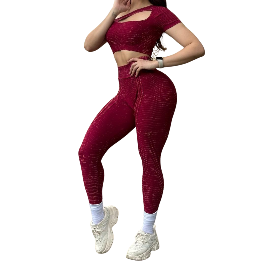 Conjunto Deportivo para Mujer Fitness: Top Asimétrico, Efecto Push Up, Textil Tejido, Transpirable con Relieve de Lineas, Color Vino | Adriana Olimpo