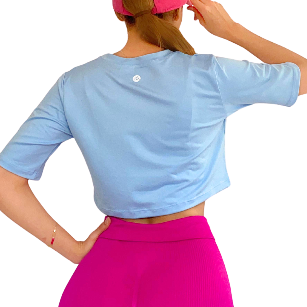 Blusa para Mujer Fitness: Manga Corta, Cuello Redondo, Textil Lycra Transpirable Acabado Liso, Color Cielo | Adriana Olimpo