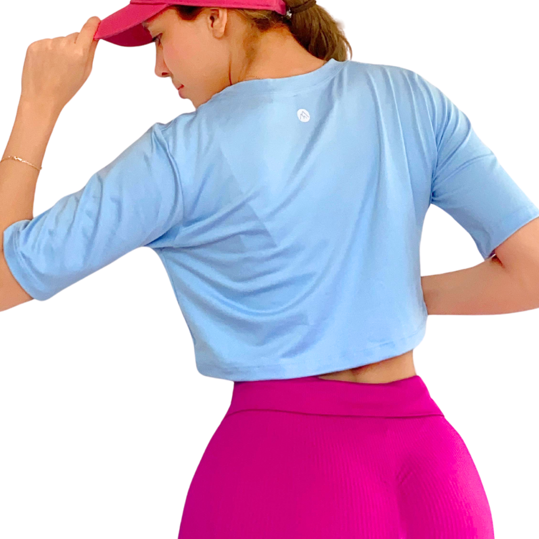 Blusa para Mujer Fitness: Manga Corta, Cuello Redondo, Textil Lycra Transpirable Acabado Liso, Color Cielo | Adriana Olimpo