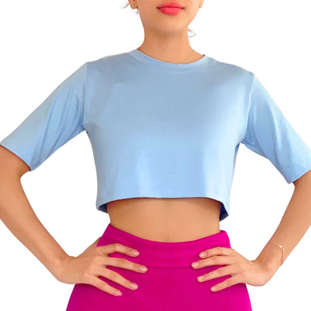 Blusa para Mujer Fitness: Manga Corta, Cuello Redondo, Textil Lycra Transpirable Acabado Liso, Color Cielo | Adriana Olimpo