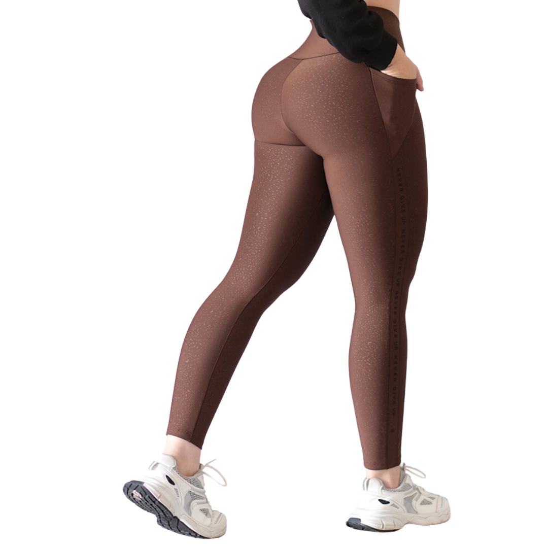 Leggings Deportivos para Mujer Fitness: Efecto Básico, Cintura Alta, Con Bolsillos Laterales, Textil Lycra Transpirable con Relieves Arena,  Color Chocolate | Adriana Olimpo