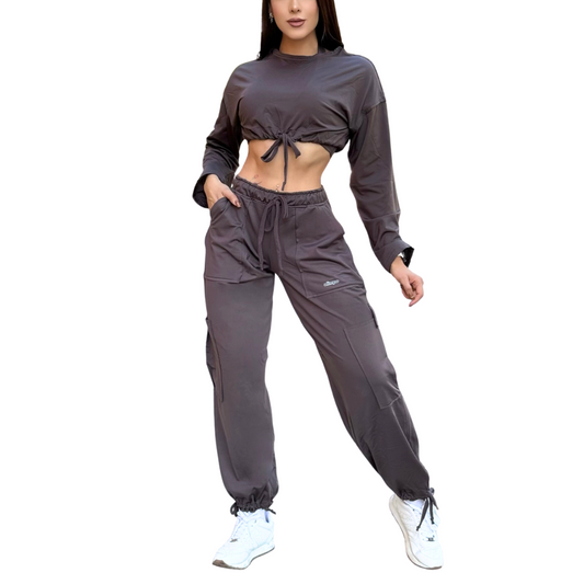 Set Deportivo Afelpado de 3 Piezas para Mujer Fitness: Sudadera Corta Ajustable, Top Twist, Pantalones Cargo con Bolsillos Laterales y Jaretas Ajustables, Color Gris Oxford | Adriana Olimpo