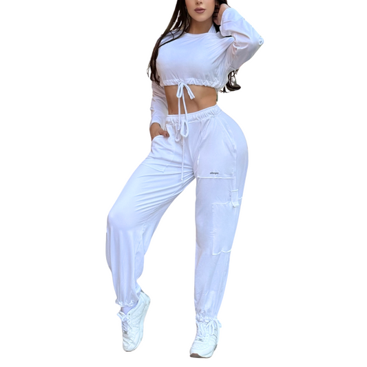 Set Deportivo Afelpafo de 3 Piezas para Mujer Fitness: Sudadera Corta Ajustable, Top Twist, Pantalones Cargo con Bolsillos Laterales y Jaretas Ajustables, Color Blanco | Adriana Olimpo